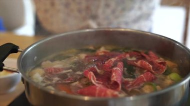 Elektrikli tencerede shabu shabu ya da sukiyaki sebze çorbası yemek. Sıcak Çömlek