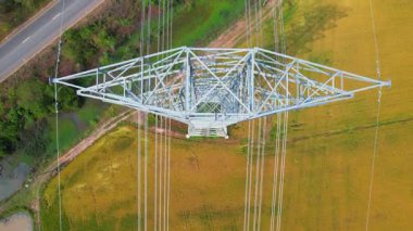 Kırsal bölgelerdeki tarımsal alanlardan yüksek voltajlı elektrik hatları geçiyor. Büyük elektrik iletim hatları elektrik direklerinin üzerinde bulunmaktadır. elektrik direkleri güç hattı