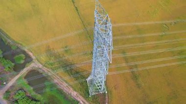 Kırsal bölgelerdeki tarımsal alanlardan yüksek voltajlı elektrik hatları geçiyor. Büyük elektrik iletim hatları elektrik direklerinin üzerinde bulunmaktadır. elektrik direkleri güç hattı