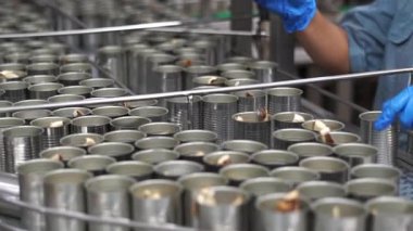Konserve balık üretim tesisi. Endüstriyel makineler konserve fabrikasında çalışıyor..