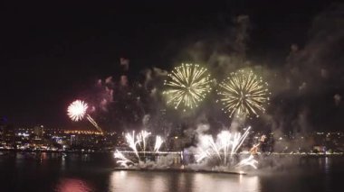 Mutlu bir gecede havai fişek gösterisi Pattaya Tayland