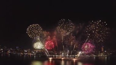 Mutlu bir gecede havai fişek gösterisi Pattaya Tayland