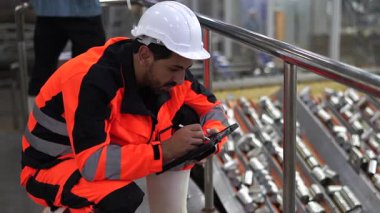 Mühendisler veya teknisyenler sanayi fabrikalarında, konserve balık fabrikalarında, işlenmiş gıda fabrikalarında, konserve gıdaları üreten ve dünya çapında dağıtan.