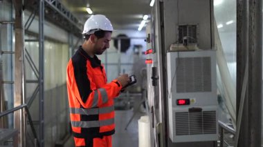 Mühendisler veya teknisyenler sanayi fabrikalarında, konserve balık fabrikalarında, işlenmiş gıda fabrikalarında, konserve gıdaları üreten ve dünya çapında dağıtan.
