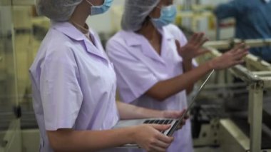 Konserve balık fabrikası işçileri, dünyanın dört bir yanına ihraç edilmeden önce bir sanayi fabrikasında paketlenmiş konserve gıda ürünlerini kontrol ediyorlar..
