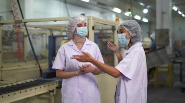 Konserve balık fabrikası işçileri, dünyanın dört bir yanına ihraç edilmeden önce bir sanayi fabrikasında paketlenmiş konserve gıda ürünlerini kontrol ediyorlar..