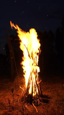Şenlik ateşi yanıyor.