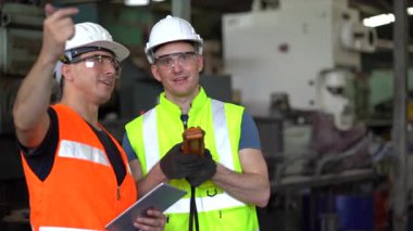 Mühendisler veya teknisyenler çelik fabrikalarında çalışıyorlar..