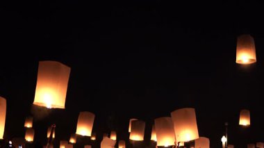 Yi-Peng Loy Krathong festivalinde uçan gökyüzü fenerleri, Chiang Mai, Tayland