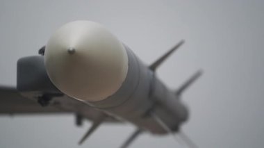 Düşman hava hedeflerine saldırmak için savaş uçaklarına füzeler yerleştirildi..