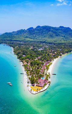Koh Mook ya da koh Muk adasının güzel sahil manzarası Trang Eyaleti, Güney Tayland.