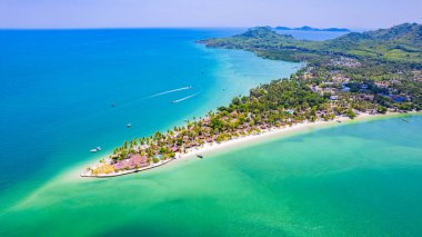 Koh Mook ya da koh Muk adasının güzel sahil manzarası Trang Eyaleti, Güney Tayland.