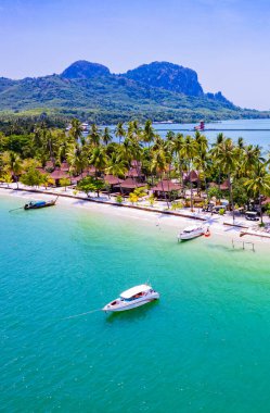 Koh Mook ya da koh Muk adasının güzel sahil manzarası Trang Eyaleti, Güney Tayland.