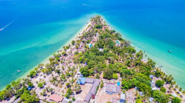Koh Mook ya da koh Muk adasının güzel sahil manzarası Trang Eyaleti, Güney Tayland.