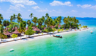 Koh Mook ya da koh Muk adasının güzel sahil manzarası Trang Eyaleti, Güney Tayland.