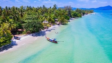 Koh Mook ya da koh Muk adasının güzel sahil manzarası Trang Eyaleti, Güney Tayland.