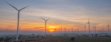  Rüzgar türbini, yel değirmeni manzaralı, sabah güneş doğuyor.