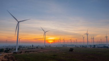  Rüzgar türbini, yel değirmeni manzaralı, sabah güneş doğuyor.
