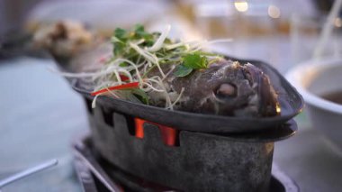 Buharda pişirilmiş levrek soya soslu Bass, Çin-Tayland Popüler Tabağı