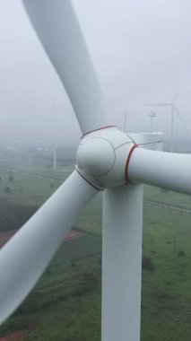 Dikey video rüzgar türbinleri elektrik üretmek için dönüyor.