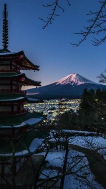 Japon Chureito Red Pagoda ve Mt. Mt. Fujiyoshida, Japonya 'da Fuji