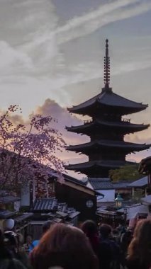 Yasaka Pagoda manzaralı ve Japonya 'nın Kyoto kentindeki eski Japon dükkanları ve evleri ile hızlandırılmış gün batımı