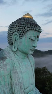 Kuzu Budist Tapınağı, Lampang, Kuzu, Kuzey Tayland 'dan Doi Phra Chan Büyük Buda' nın manzarası