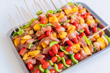 Barbekü şişleri sebzeli et kebabı