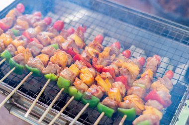 Barbekü şişleri sebzeli et kebabı