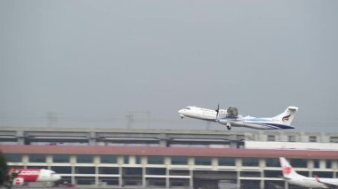 Yolcu uçakları Bangkok, Tayland 'daki Don Mueang Havaalanına inip kalkıyor..