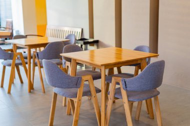 Masa ve sandalye seti ya da yemek ve oturma odası masası