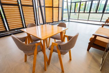 Masa ve sandalye seti ya da yemek ve oturma odası masası