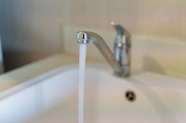 Modern lavabo mutfakta.