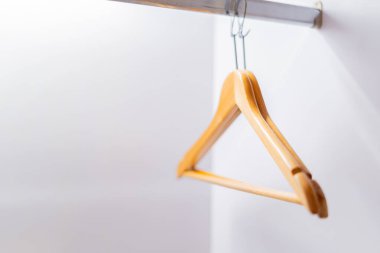 Elbise askıları gardıroptaki korkuluklara asılı..