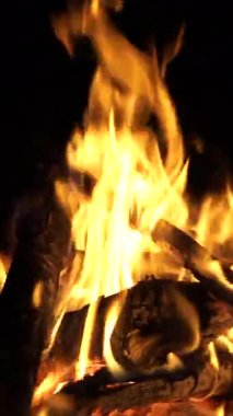 Şenlik ateşi geceleri odun yakıyor..