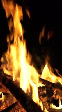 Şenlik ateşi geceleri odun yakıyor..