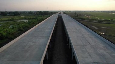 Beton köprü yapısı yapım aşamasında