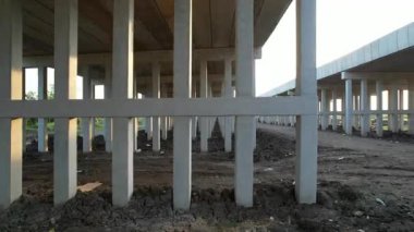 Beton köprü yapısı yapım aşamasında