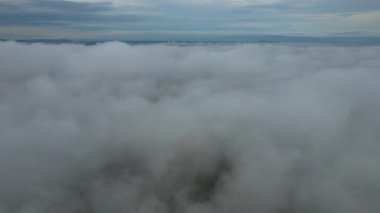 Yağmurlu bir sabahta bulutların üstünde video çekimi.