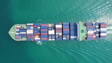 Konteynır gemileri çeşitli noktalara ihraç edilen çok sayıda konteynır taşır..