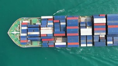 Konteynır gemileri çeşitli noktalara ihraç edilen çok sayıda konteynır taşır..