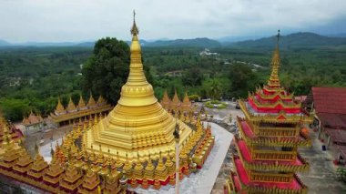 Tayland 'ın Ranong ilindeki Suwannakhiri Tapınağı (PakJan Tapınağı) Shwedagon Burma sanatı