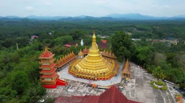 Tayland 'ın Ranong ilindeki Suwannakhiri Tapınağı (PakJan Tapınağı) Shwedagon Burma sanatı
