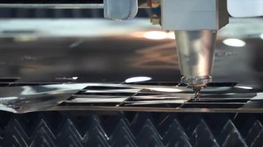 Lazer kafa endüstriyel fabrikada çeliği kesiyor