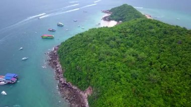 Pattaya, Chonburi Eyaleti, Tayland Asya 'da yer alan mavi-yeşil denizi ve güzel kumlu plajı ile Larn Adası veya Koh Larn manzarası.