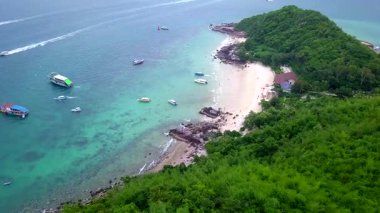 Pattaya, Chonburi Eyaleti, Tayland Asya 'da yer alan mavi-yeşil denizi ve güzel kumlu plajı ile Larn Adası veya Koh Larn manzarası.