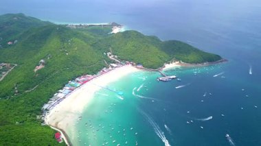 Pattaya, Chonburi Eyaleti, Tayland Asya 'da yer alan mavi-yeşil denizi ve güzel kumlu plajı ile Larn Adası veya Koh Larn manzarası.