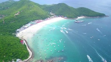 Pattaya, Chonburi Eyaleti, Tayland Asya 'da yer alan mavi-yeşil denizi ve güzel kumlu plajı ile Larn Adası veya Koh Larn manzarası.