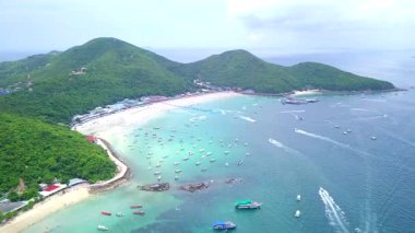 Pattaya, Chonburi Eyaleti, Tayland Asya 'da yer alan mavi-yeşil denizi ve güzel kumlu plajı ile Larn Adası veya Koh Larn manzarası.