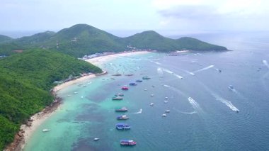 Pattaya, Chonburi Eyaleti, Tayland Asya 'da yer alan mavi-yeşil denizi ve güzel kumlu plajı ile Larn Adası veya Koh Larn manzarası.
